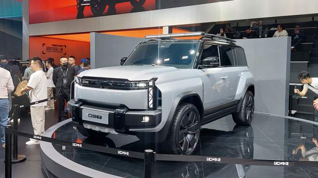 Предыдущая модель iCar выйдет на российский рынок, как Jaecoo J6. К нам привезут машины с двумя электромоторами суммарной мощностью 278 л.с. У российских дилеров автомобиль появится, ориентировочно, в конце этого года