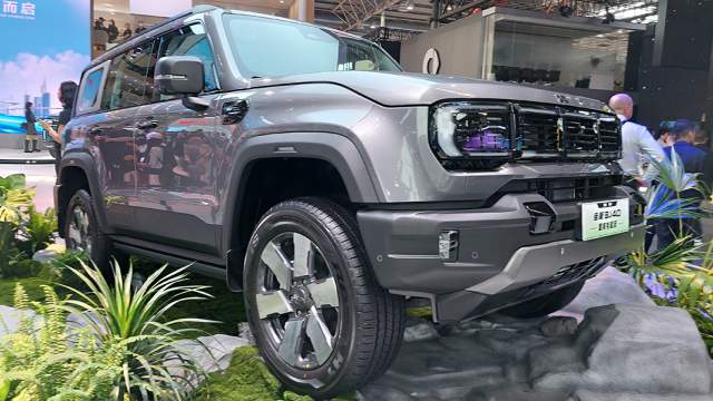 Марка BAIC и раньше делала квадратные рамные внедорожники, а теперь освежила их стилистику. Например, BJ40 теперь напоминает не Jeep Wrangler, а Land Rover Defender