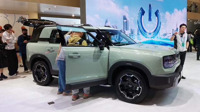 Кроссовер BAIC BJ30 исполнен в той же брутальной стилистике. Он будет представлен как в бензиновой, так и в гибридной версии, обе полноприводные 