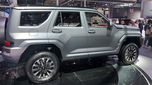 Еще одна брутальная новинка — внедорожник Tank 700. Его привезут в Россию уже в этом году, как в бензиновом, так и гибридном варианте