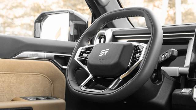 Руль регулируется в приличном диапазоне и по высоте, и по вылету