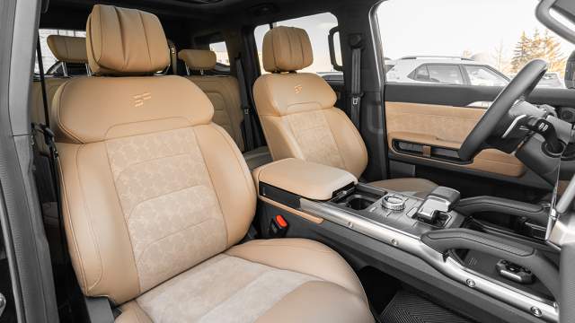 В топовой комплектации установлены удобные авиационные подголовники передних кресел