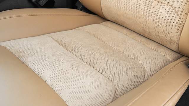 Передние сиденья с функцией вентиляции и памяти в топовой версии, в базе есть подогрев переднего и заднего ряда