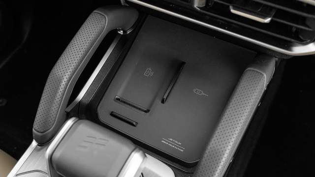 На центральном тоннеле подиум для двух смартфонов с одном беспроводной зарядкой