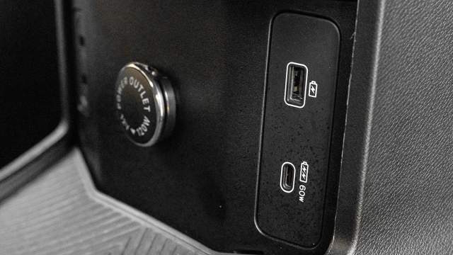 В большой ниже под парящим тоннелем – четыре USB-разъема и розетка