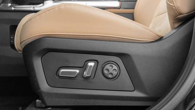 Сиденье водителя регулируется в шести направлениях, есть и электропривод поясничного подпора в четырех направлениях. В долгой поездке спина не устает