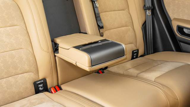 В задних пассажиров в массивном подлокотнике есть ниша для хранения смартфона и два подстаканника…