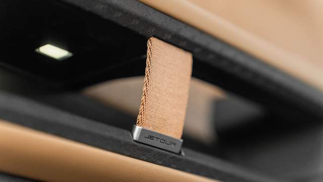 Хлястик-фиксатор в дверной нише для зонта