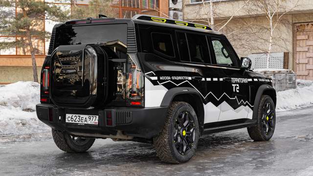 Кузов не рамный, но усиленный. Доля высокопрочных сталей в силовой структуре достигает 80%, на крыше используется восемь ребер жесткости