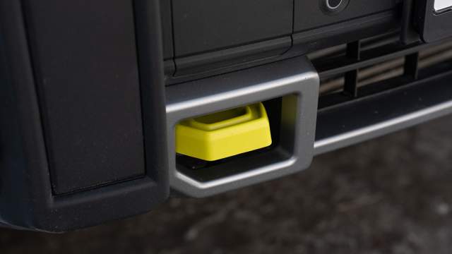 Желтые проушины спереди – бутафория. Буксировочный крюк нужно вкручивать