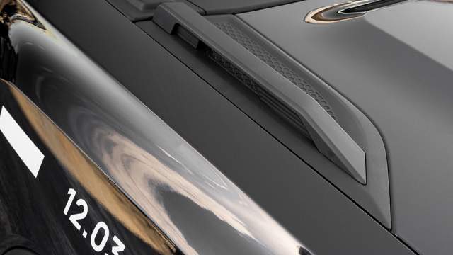 На капоте расположены две ручки, на крыше – рейлинги с тремя отверстиями у каждого