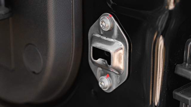 Предусмотрена даже открывашка для бутылок