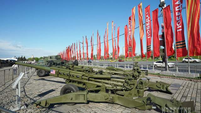 Трофейная буксируемая гаубица M777, захваченная российскими военнослужащими в ходе спецоперации, на Поклонной горе