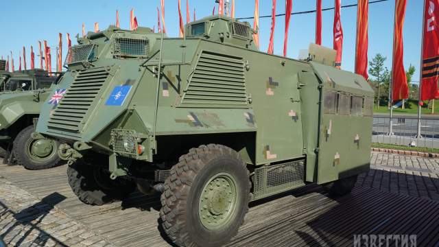 Бронетранспортер SAXON AT 105, захваченный российскими военнослужащими в ходе спецоперации, на Поклонной горе