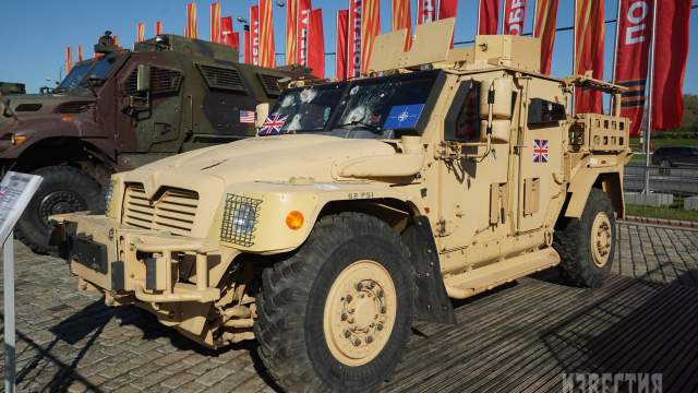 Трофейный бронеавтомобиль Meng Husky TSV 1/35, захваченный российскими военнослужащими в ходе спецоперации, на Поклонной горе