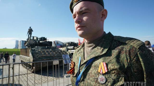 Военнослужащий ВС РФ на выставке трофейной техники, захваченной российскими военнослужащими в ходе спецоперации, на Поклонной горе
