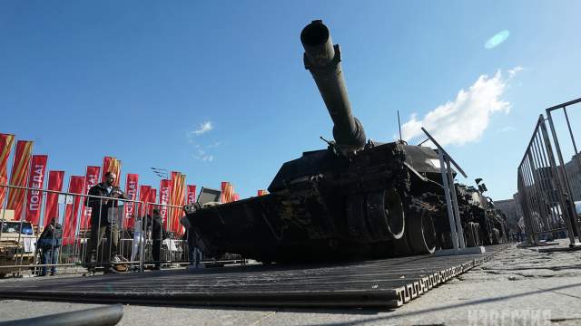 Трофейный танк Abrams, захваченный российскими военнослужащими в ходе спецоперации, на Поклонной горе
