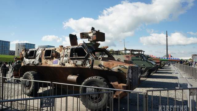 Трофейный бронетранспортёр Bushmaster, захваченный российскими военнослужащими в ходе спецоперации, на Поклонной горе