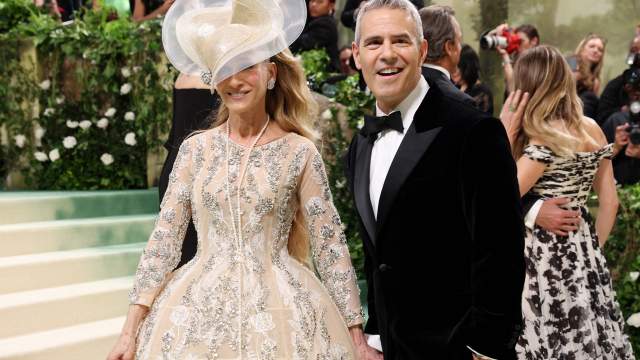 Sarah Jessica Parker and Andy Cohen pose at the Met Gala
