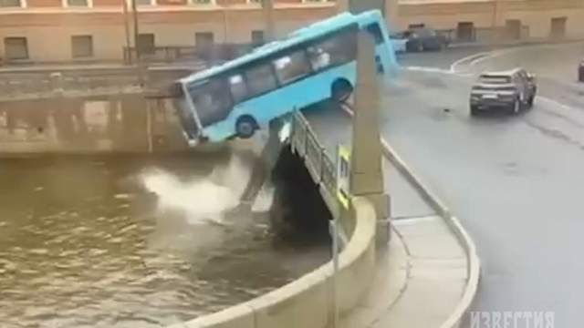 Автобус с пассажирами упал в реку Мойку