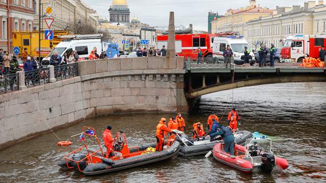 Автобус с пассажирами упал в реку Мойку