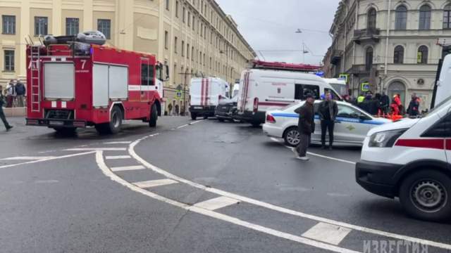 Автобус с пассажирами упал в реку Мойку