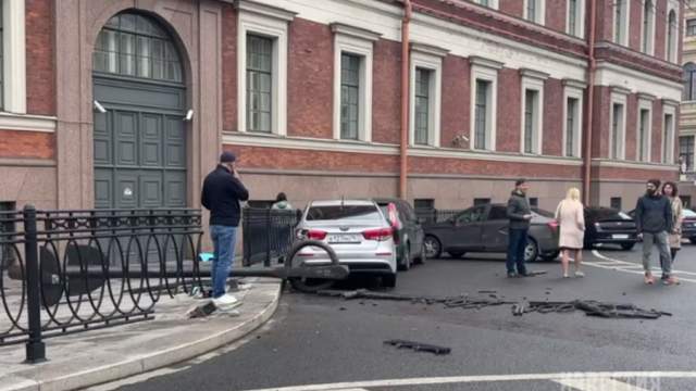 Автобус с пассажирами упал в реку Мойку