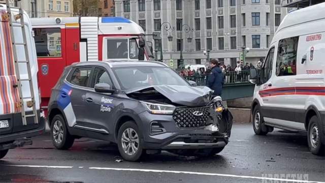 Автобус с пассажирами упал в реку Мойку