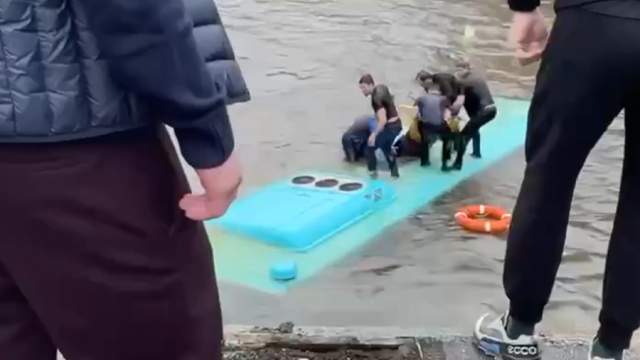 Автобус с пассажирами упал в реку Мойку