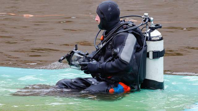 Автобус с пассажирами упал в реку Мойку