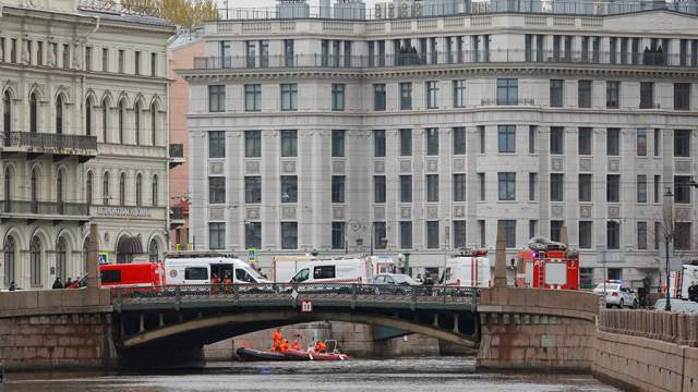 Автобус с пассажирами упал в реку Мойку