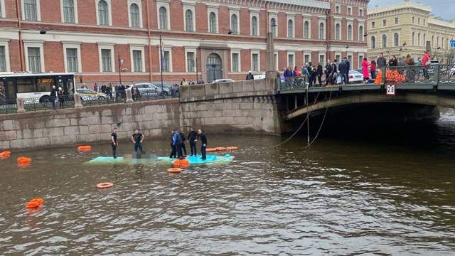 Автобус с пассажирами упал в реку Мойку