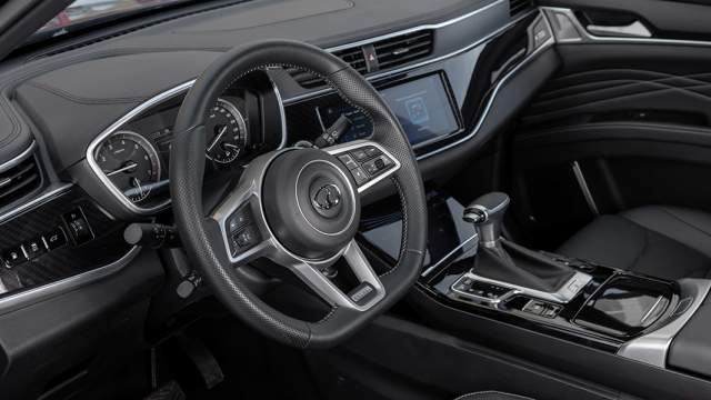 Интерьер ix5 решен в более спортивном ключе, чем интерьер ix7, мультимедийный дисплей развернут к водителю