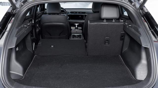 Спинки сиденья образуют ровный пол, увеличивая объем багажника