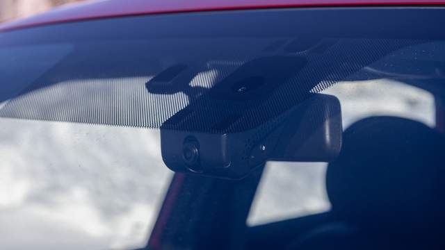 Автомобиль оснащен встроенным видеорегистратором