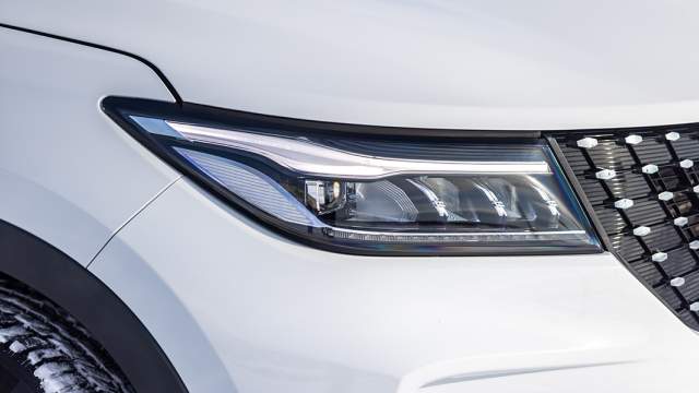 Фары у DFSK ix7, как и у младшей модели, светодиодные, с автоматическим дальним светом и подсветкой поворотов