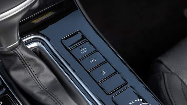 Полный привод можно отключить, либо заблокировать муфту, чтобы тяга распределялась поровну