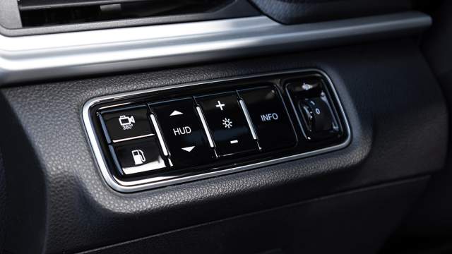 Положение и яркость проекционного дисплея можно отрегулировать специальными клавишами