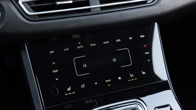 Передние кресла снабжены подогревом и вентиляцией