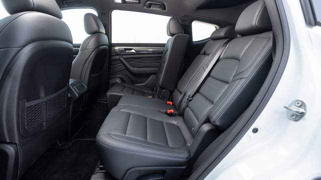 Сзади просторно, диван второго ряда можно двигать продольно и регулировать наклон спинок