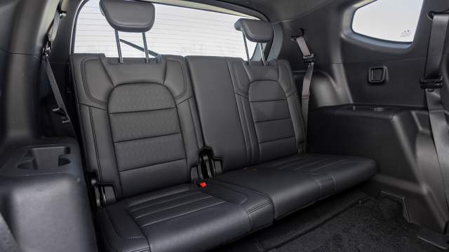 Третий ряд подойдет для двоих невысоких пассажиров