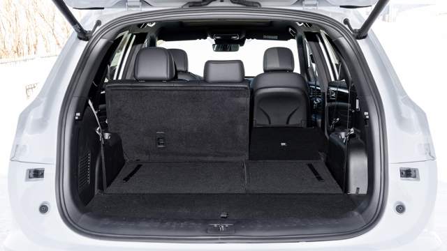 Объем багажника в пятиместном исполнении — 957 л (при измерении под крышу)