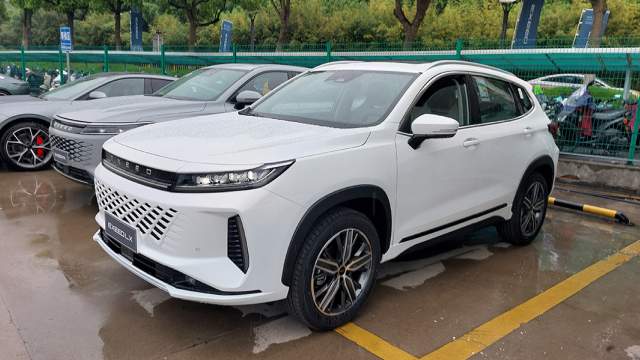 Exeed LX получит новую безрамочную решетку радиатора