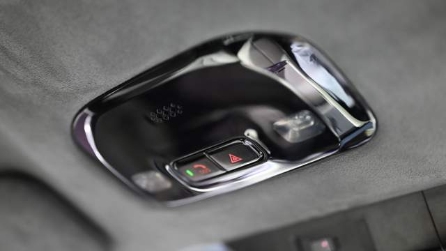 «Аварийка», одна из немногих физических кнопок, обнаружилась на потолке 