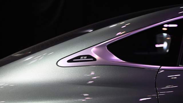 На «приливе» хромированной рамки расположен шильдик 