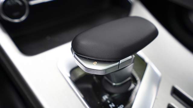 Алгоритм работы селектора КПП требует привыкания, выбранный режим не подсвечивается