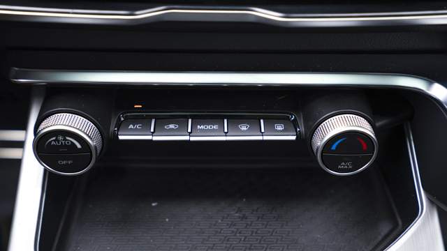 За настройку «климата» отвечает блок «физических» кнопок и вращающихся регуляторов