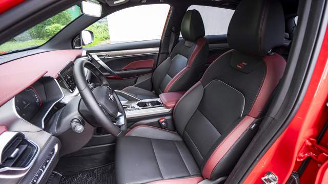 Передние кресла спортивной формы лишены регулировки поясничного подпора и «жмут в плечах»