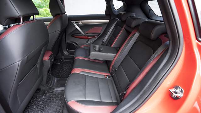 Второй ряд сидений просторным не назовешь, но и приступ клаустрофобии у задних пассажиров не грозит