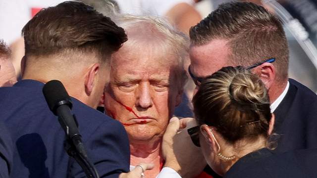 Кандидату в президенты от Республиканской партии и бывшему президенту США Дональду Трампу помогает Секретная служба после того, как во время предвыборного митинга на выставке Butler Farm Show в Батлере, раздалась стрельба, 13 июля 2024 года